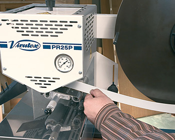 Быстрая и легкая установка кромочного материала в станок PR25VJ клеенаносящий с держателями от Virutex (Испания), рисунок 3 (артикул 2500800)
