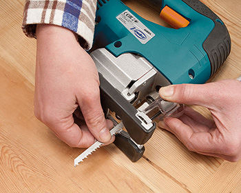 Быстрая и легкая смена инструмента одной рукой у лобзика аккумуляторного от Virutex (Испания), рисунок 2 (артикул 3400400)