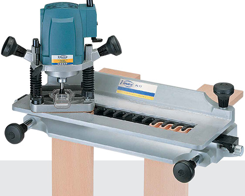 Базирование подошвы фрезера на&nbsp;рабочем столе с&nbsp;помощью приспособления для&nbsp;нарезки шипов от Virutex (Испания), рисунок 4 (артикул 5000000)