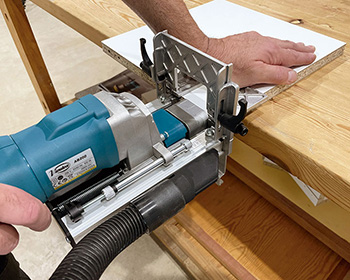 Легкое и быстрое сверление по краю панели под углом 90 и 45&deg; фрезером присадочным для шкантов TWOO от Virutex (Испания), рисунок 1 (артикул 7900700)