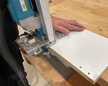 Легкое и быстрое сверление по краю панели под углом 90 и 45&deg; фрезером присадочным для шкантов TWOO от Virutex (Испания), рисунок 2 (артикул 7900700)