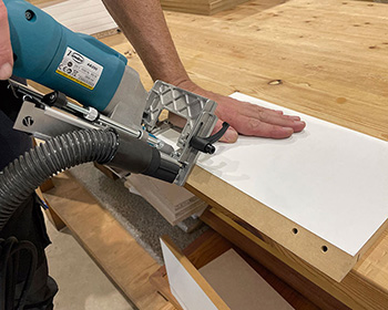 Легкое и быстрое сверление по краю панели под углом 90 и 45&deg; фрезером присадочным для шкантов TWOO от Virutex (Испания), рисунок 3 (артикул 7900700)