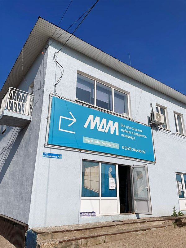 Юбкасын көтеріп тұрған қыздың порно фотосы