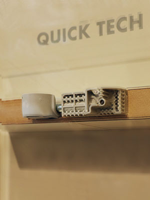Стяжка QUICK TECH от Italiana Ferramenta (Италия) для столешниц