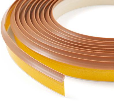 Гибкий пристеночный плинтус со скотчем