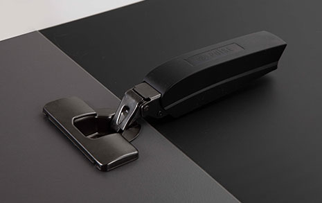 Четырехшарнирные полутораходовые мебельные петли HARMONY NERO от PULSE с доводчиком