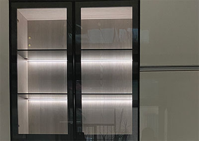 Профиль GL1 от PULSE для торцевой декоративной подсветки стеклянных полок